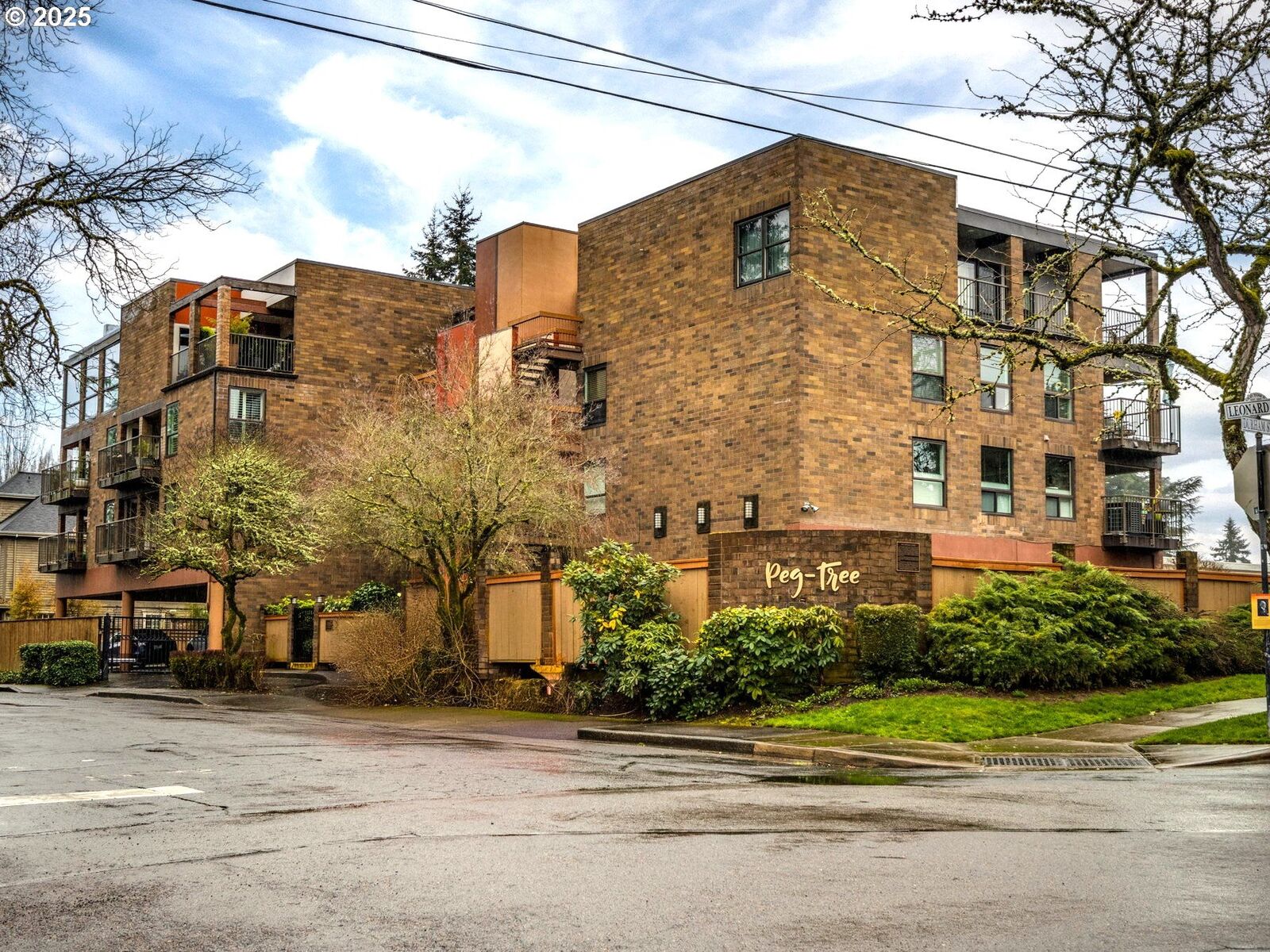 Property Photo:  100 Leonard St 3-3  OR 97034 