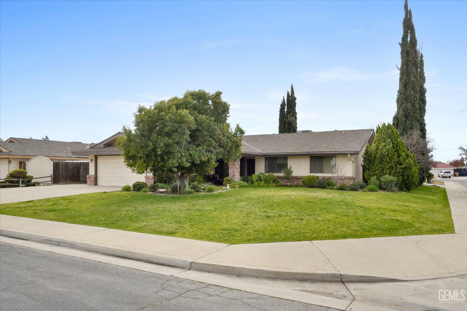 Property Photo: 8913 Thurber Lane CA 93311