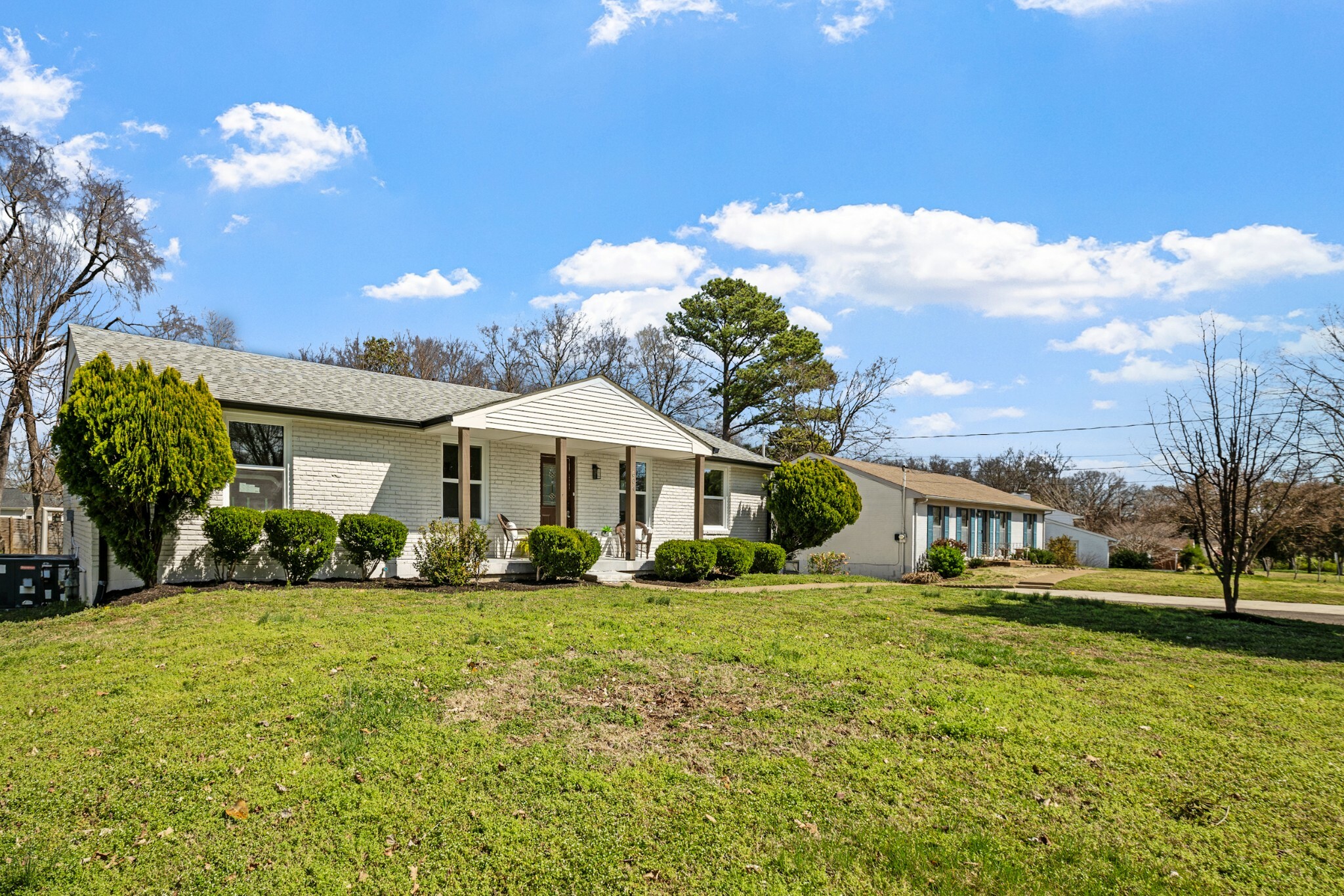 Property Photo: 604 Harding Pl TN 37211
