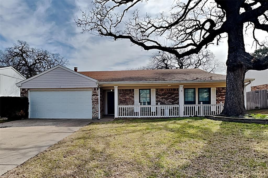Property Photo:  1162 Silverlake Drive  TX 76051 