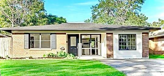 Property Photo: 2208 Dewberry Lane TX 77502