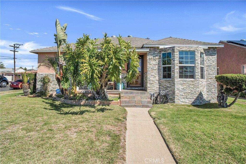 Property Photo:  10800 Spinning Avenue  CA 90303 