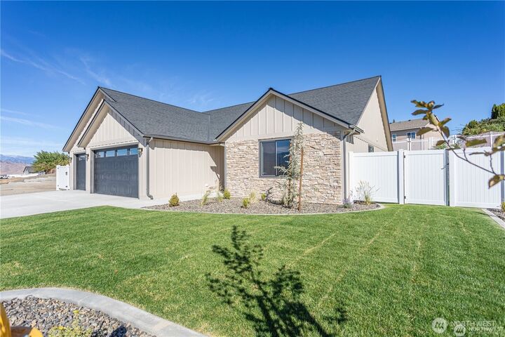 839 NE Tyler Place  East Wenatchee WA 98802 photo