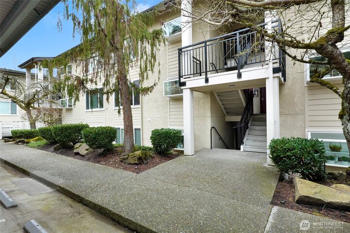 Property Photo:  705  136th Place NE A-5  WA 98005 