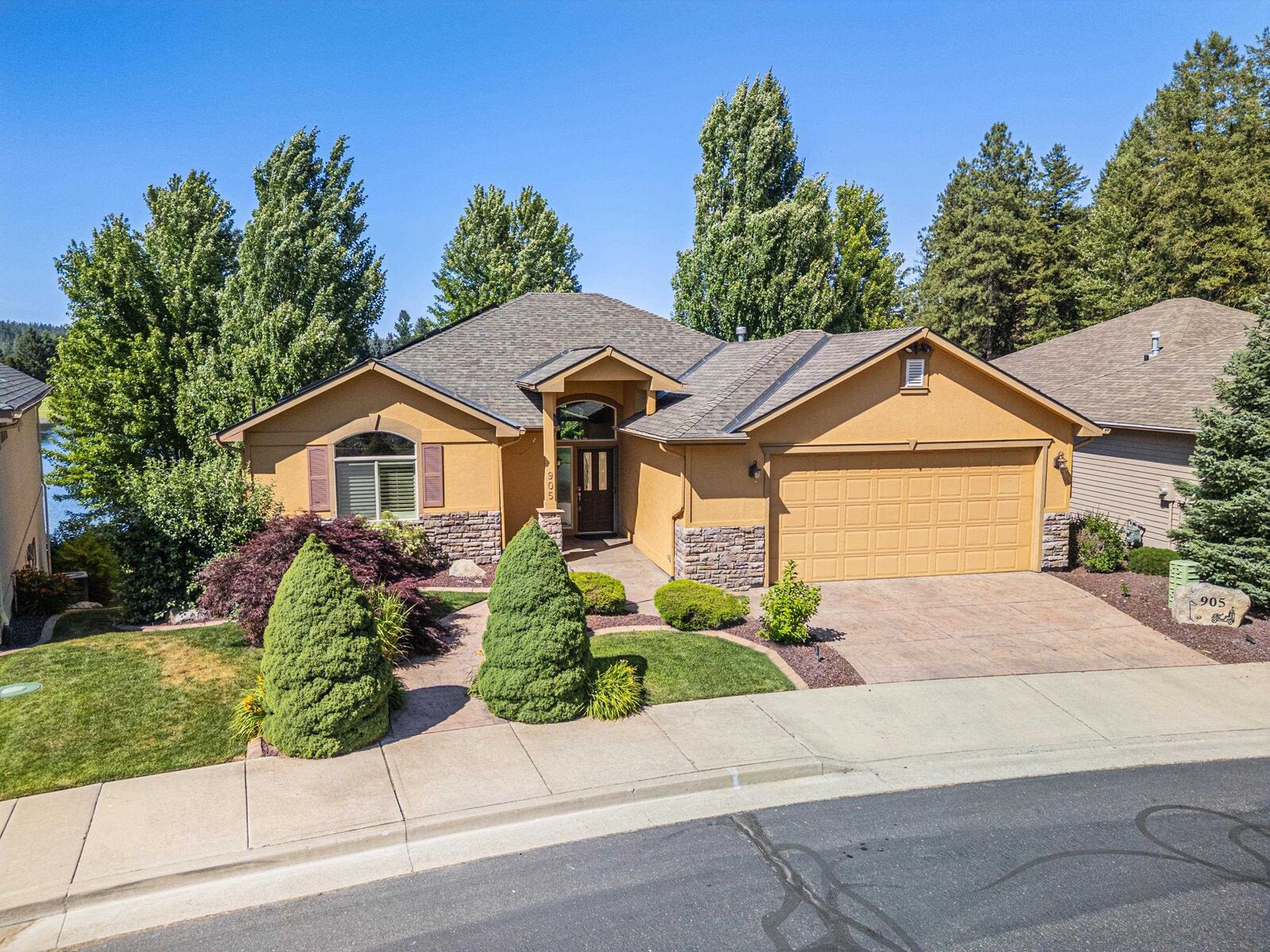 Property Photo:  905 E Lakeview Ln  WA 99208 