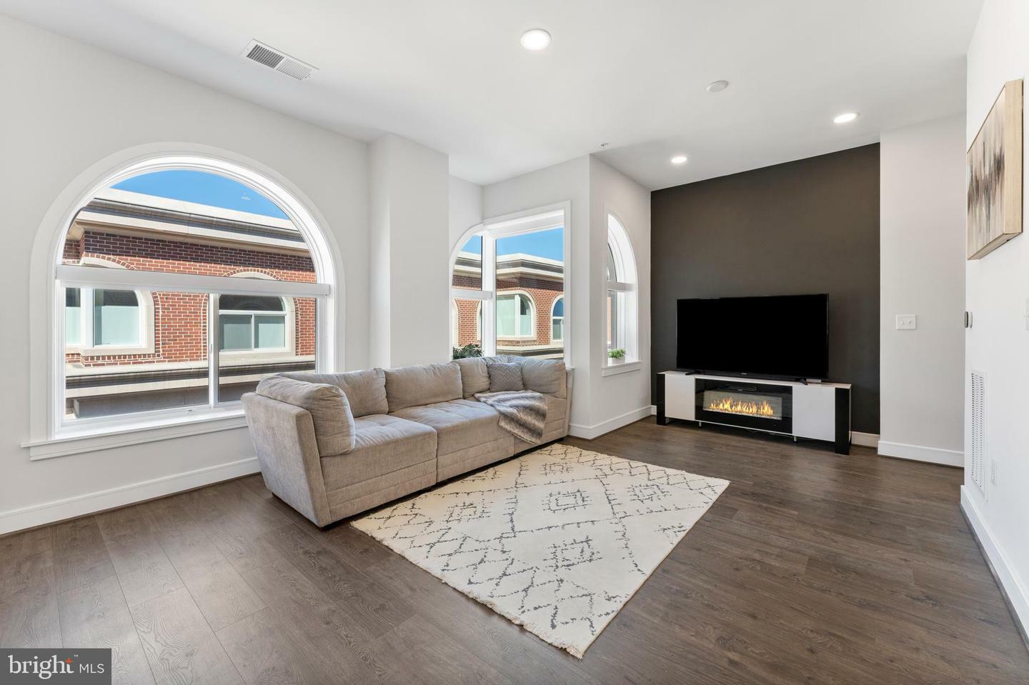 Property Photo: 635 Slaters Lane 405 VA 22314