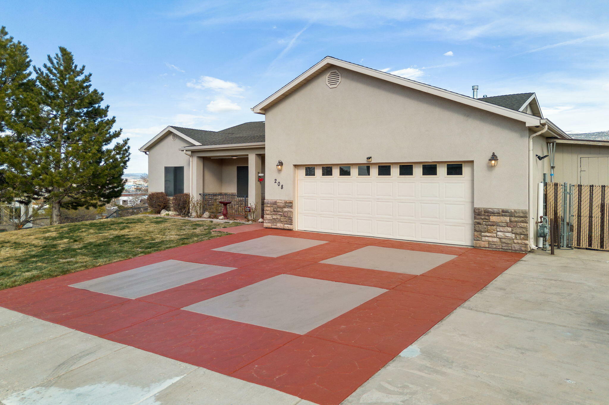 Property Photo: 208 N Guidelight Dr UT 84720