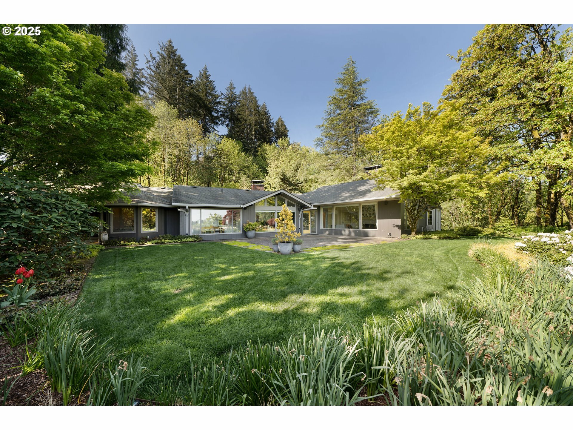 Property Photo: 3925 SW Humphrey Blvd OR 97221