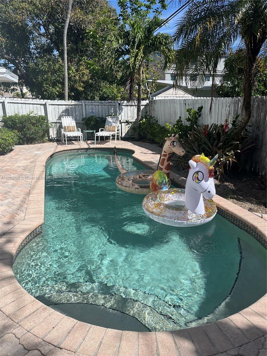Property Photo: 1040 NE 16th Ave FL 33304