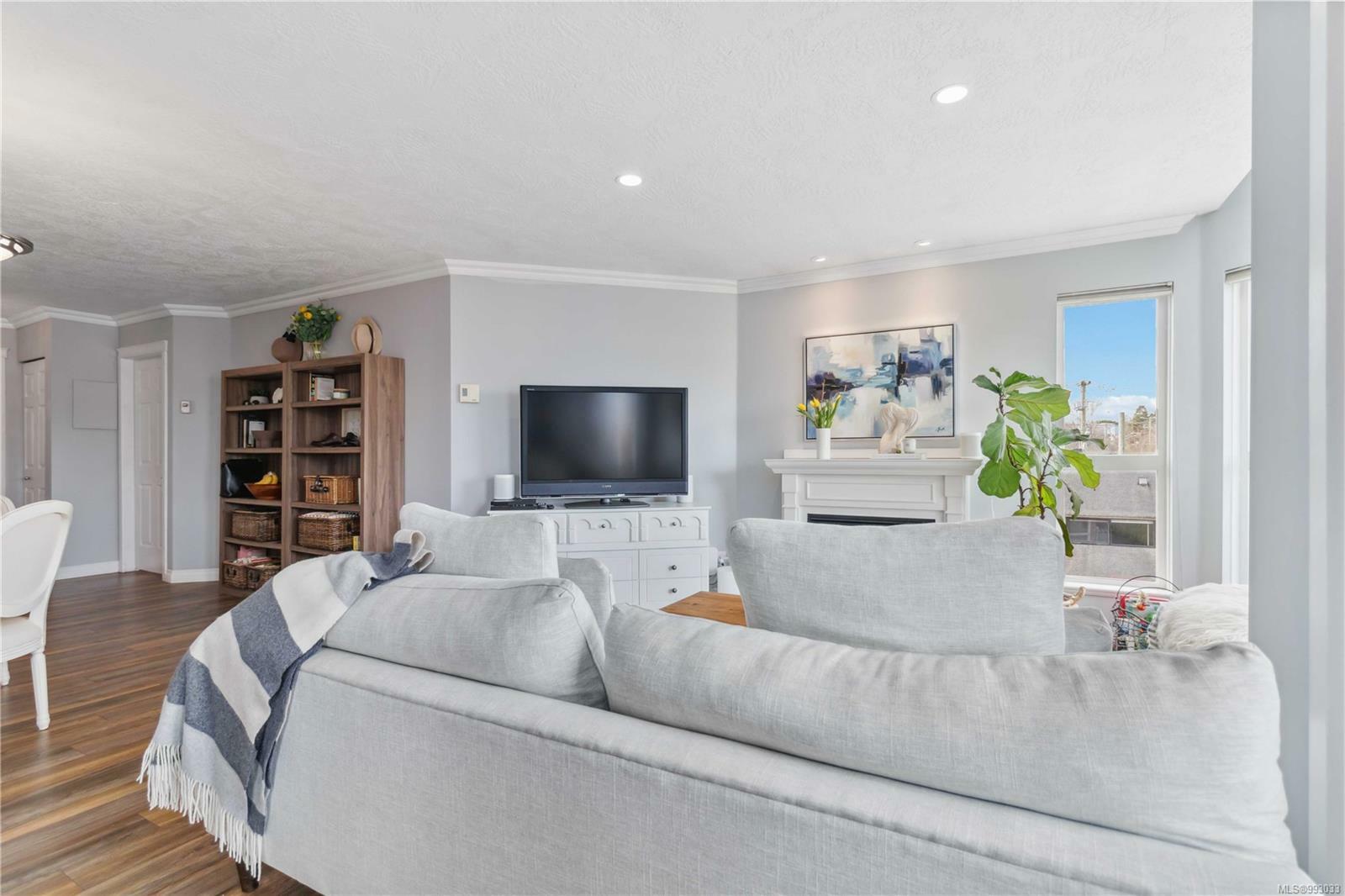Property Photo: 1519 Hillside Ave 401 BC V8T 2C1
