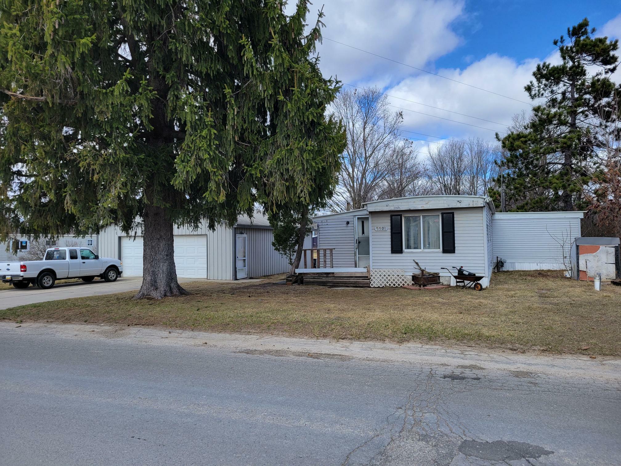 Property Photo: 5501 Coan Street NE MI 49343