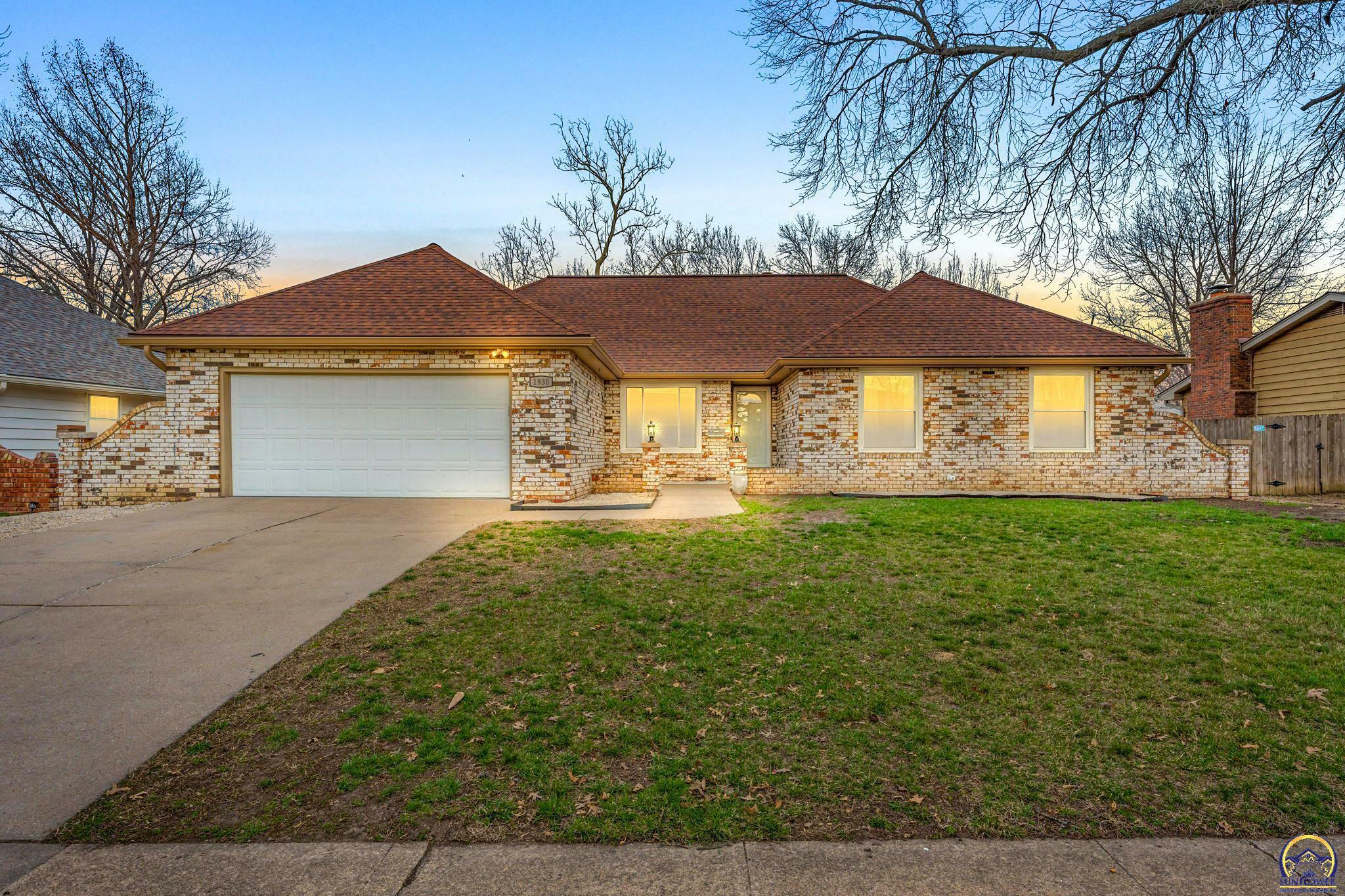 Property Photo:  1930 SW Arrowhead Rd  KS 66604 