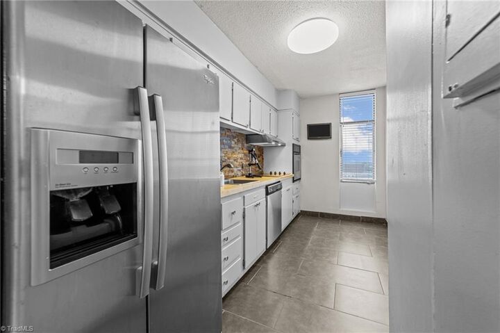 Property Photo: 1101 N Elm Street 906 NC 27401