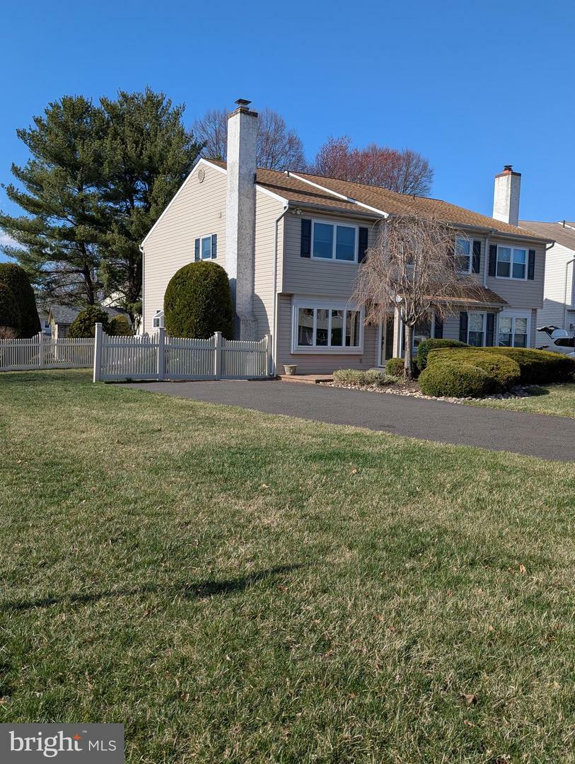 Property Photo: 1 Horseshoe Circle PA 19044