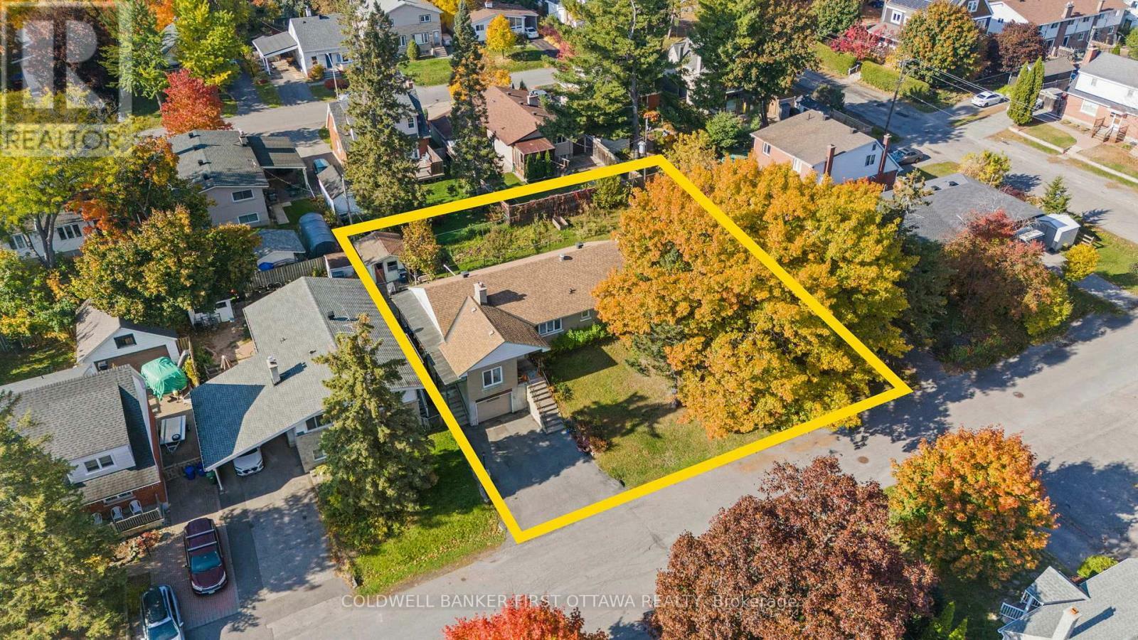 Property Photo: 878 Ivanhoe Avenue ON K2B 5S5
