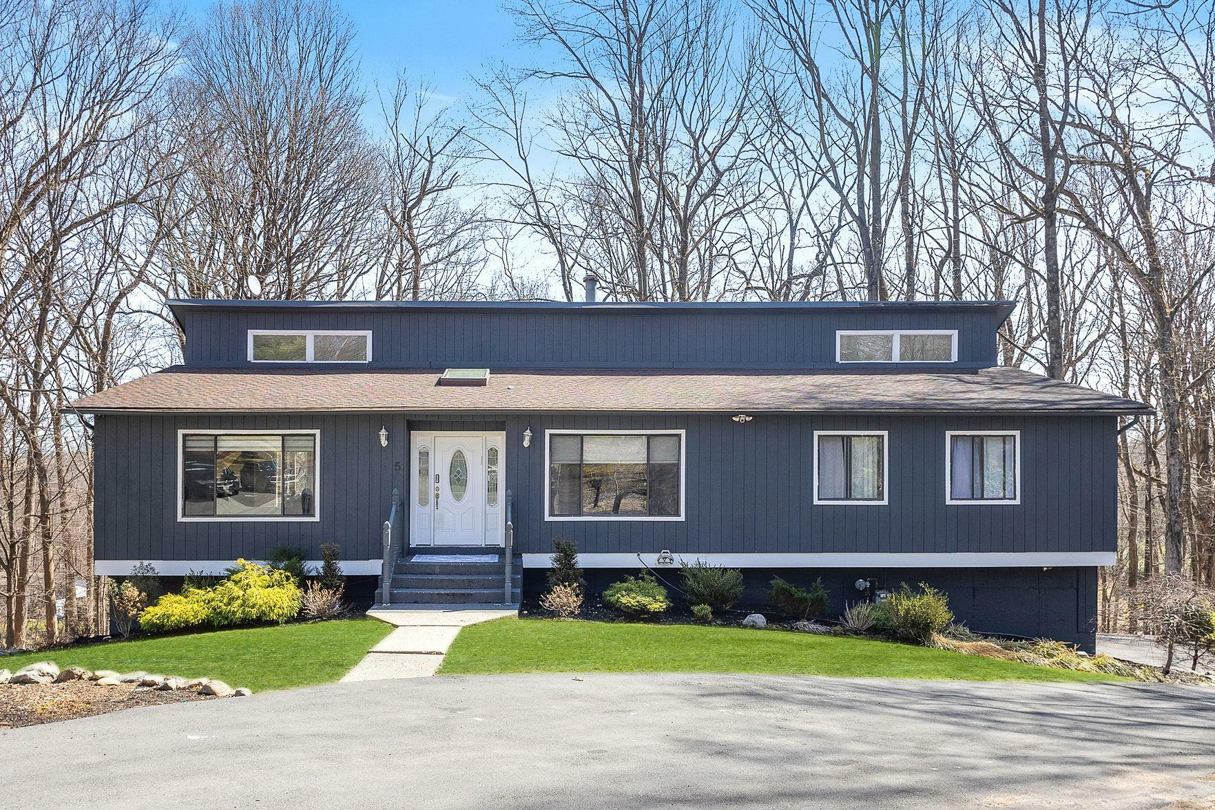 5 Catalina Court  Pomona NY 10901 photo