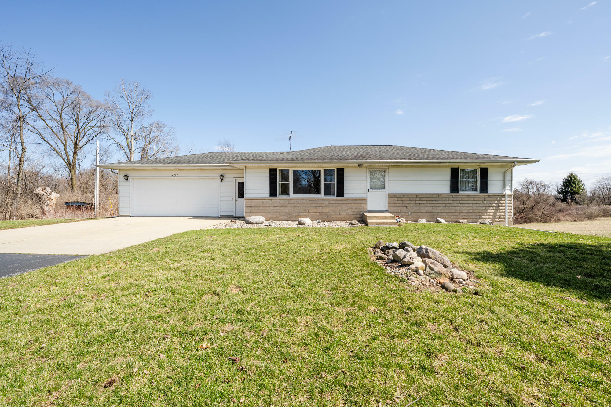 4737 S Park Road  Eau Claire MI 49111 photo