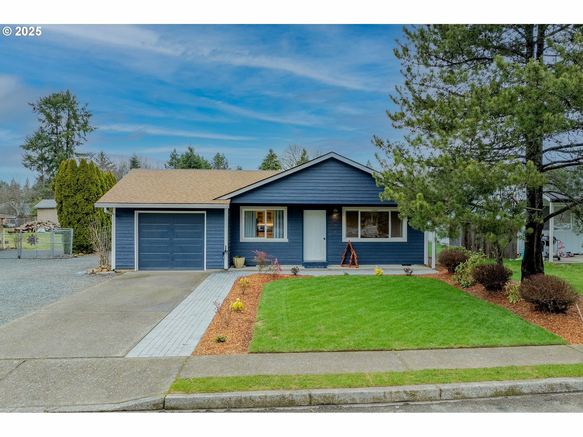 Property Photo: 208 E Clark St WA 98675