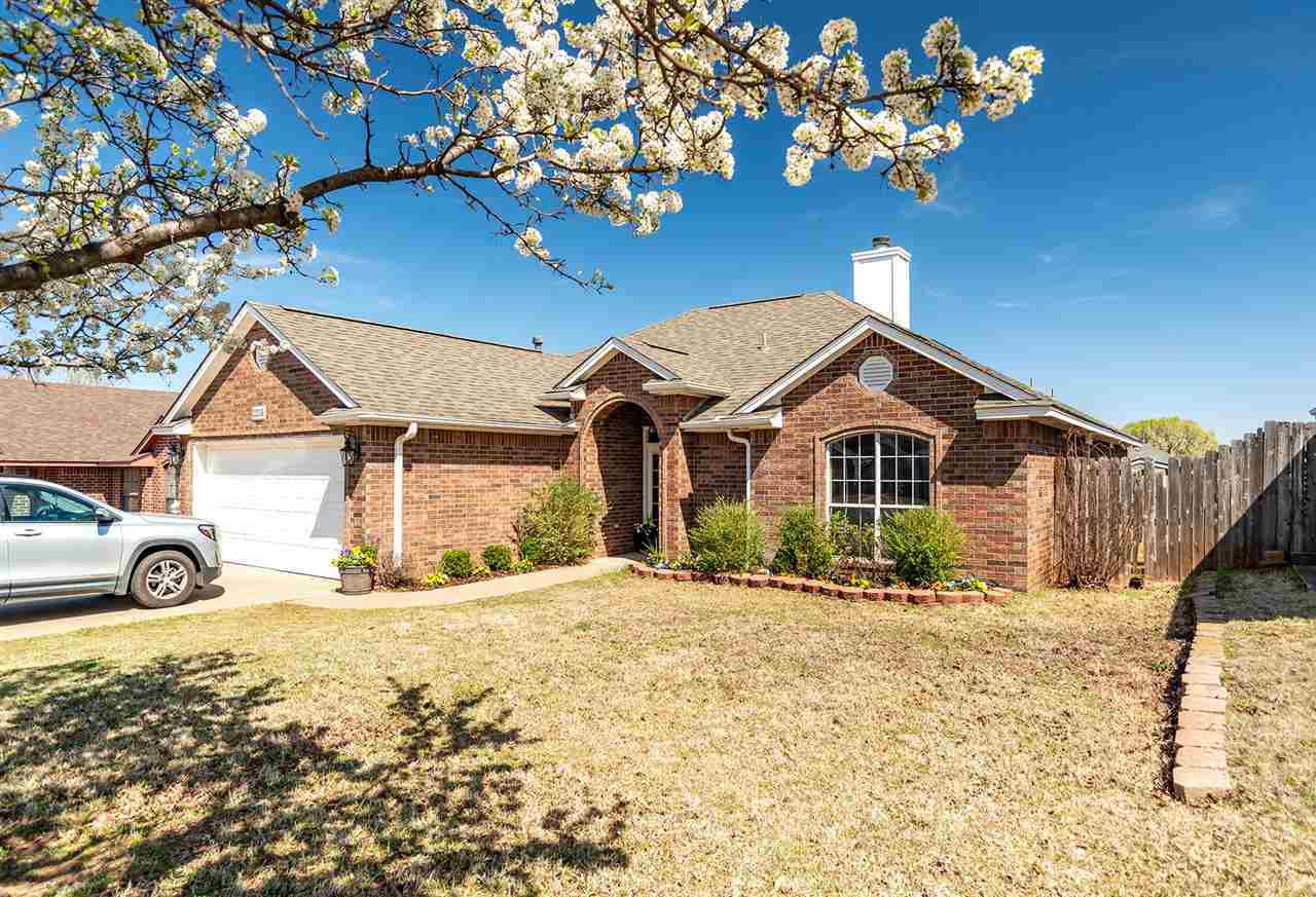 Property Photo: 2209 N Benjamin Street OK 74075