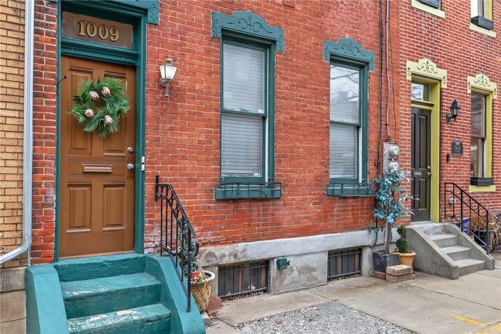 Property Photo:  1009 Manhattan St  PA 15233 