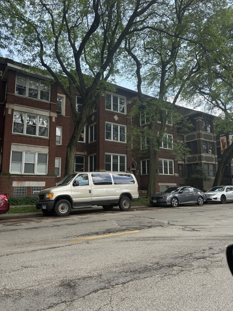 Property Photo: 1217 E 53rd Street 2W IL 60615