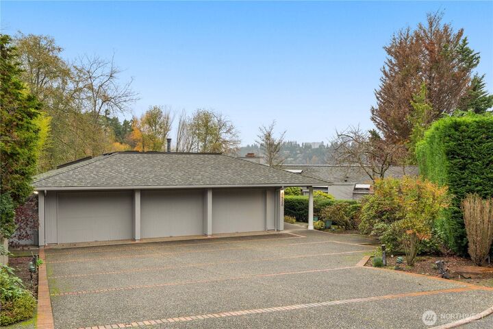 Property Photo:  8428 N Mercer Way  WA 98040 