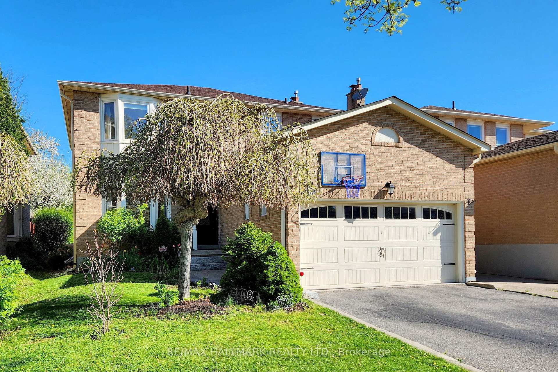 Property Photo: 127 O'Connor Crescent ON L4C 7R7