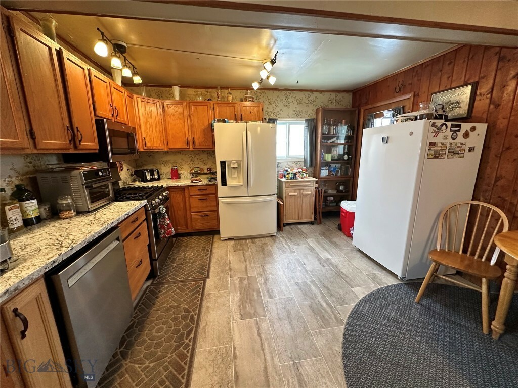 Property Photo: 106 1st Avenue SE MT 59645