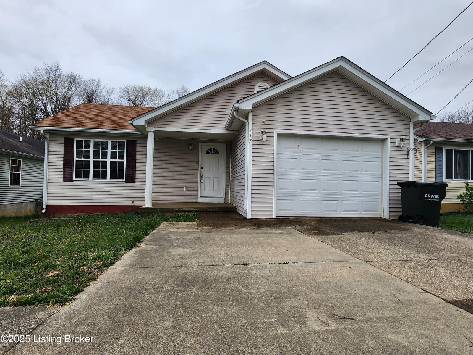 Property Photo: 717 Andra Dr KY 40160