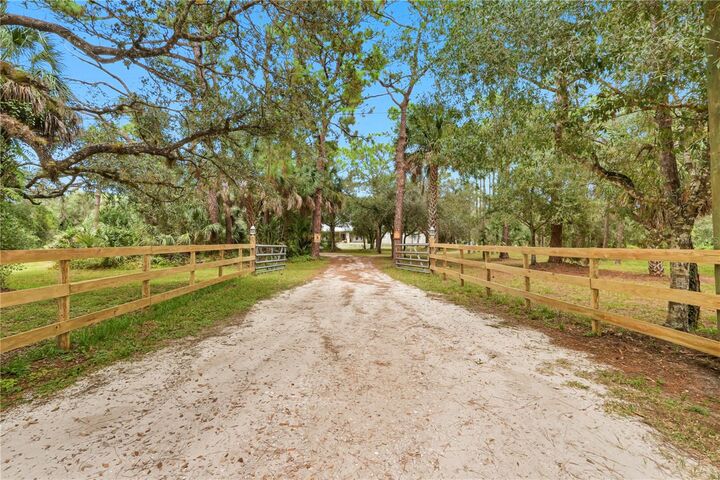 Property Photo: 202 Laurel Oaks Road FL 34275