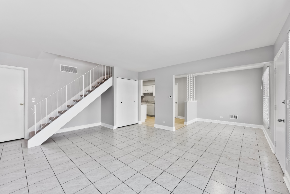 Property Photo: 1681 Queensbury Circle IL 60169