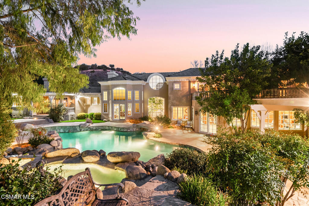 Property Photo:  907 Vista Ridge Lane  CA 91362