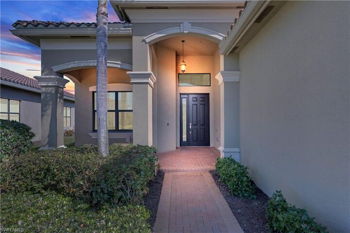 Property Photo: 2820 Cinnamon Bay Cir FL 34119