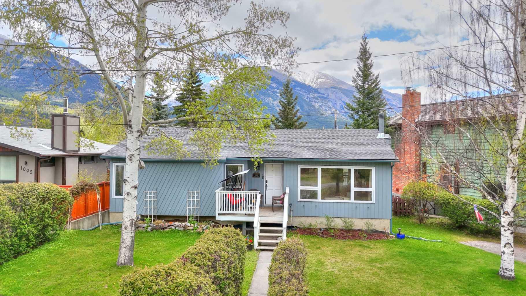 1001 9 Avenue  Canmore AB T1W 1Z5 photo