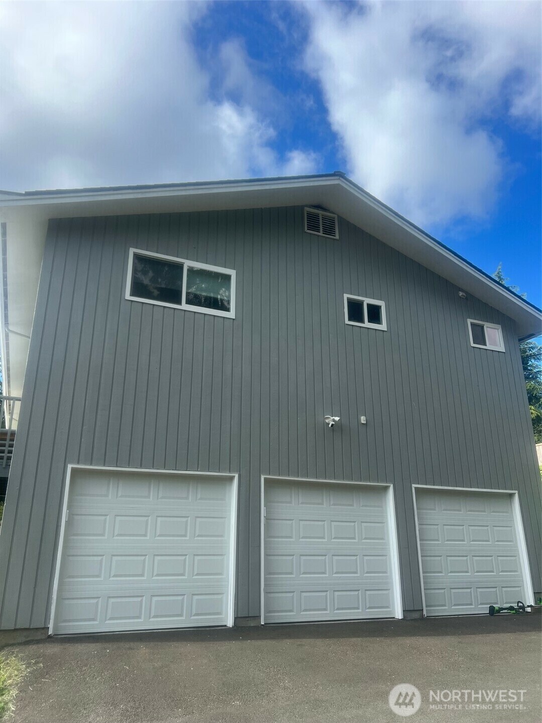 Property Photo: 21704 3rd Avenue SE WA 98021
