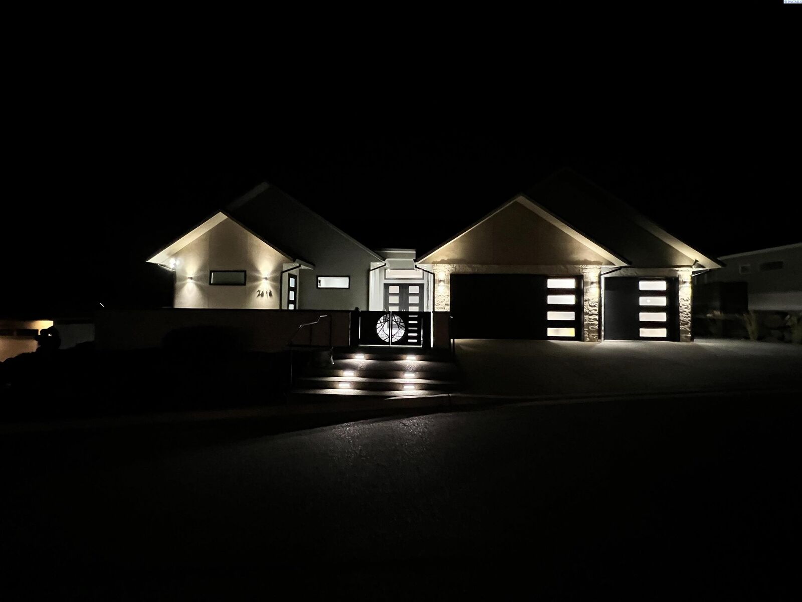 Property Photo:  2616 Falcon Ln  WA 99352 