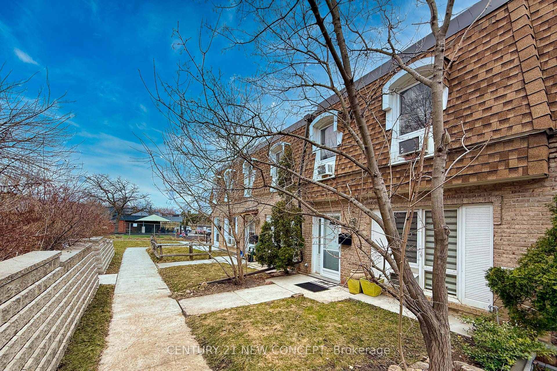 Property Photo: 1310 Gulleden Drive 13 ON L4X 1Y9