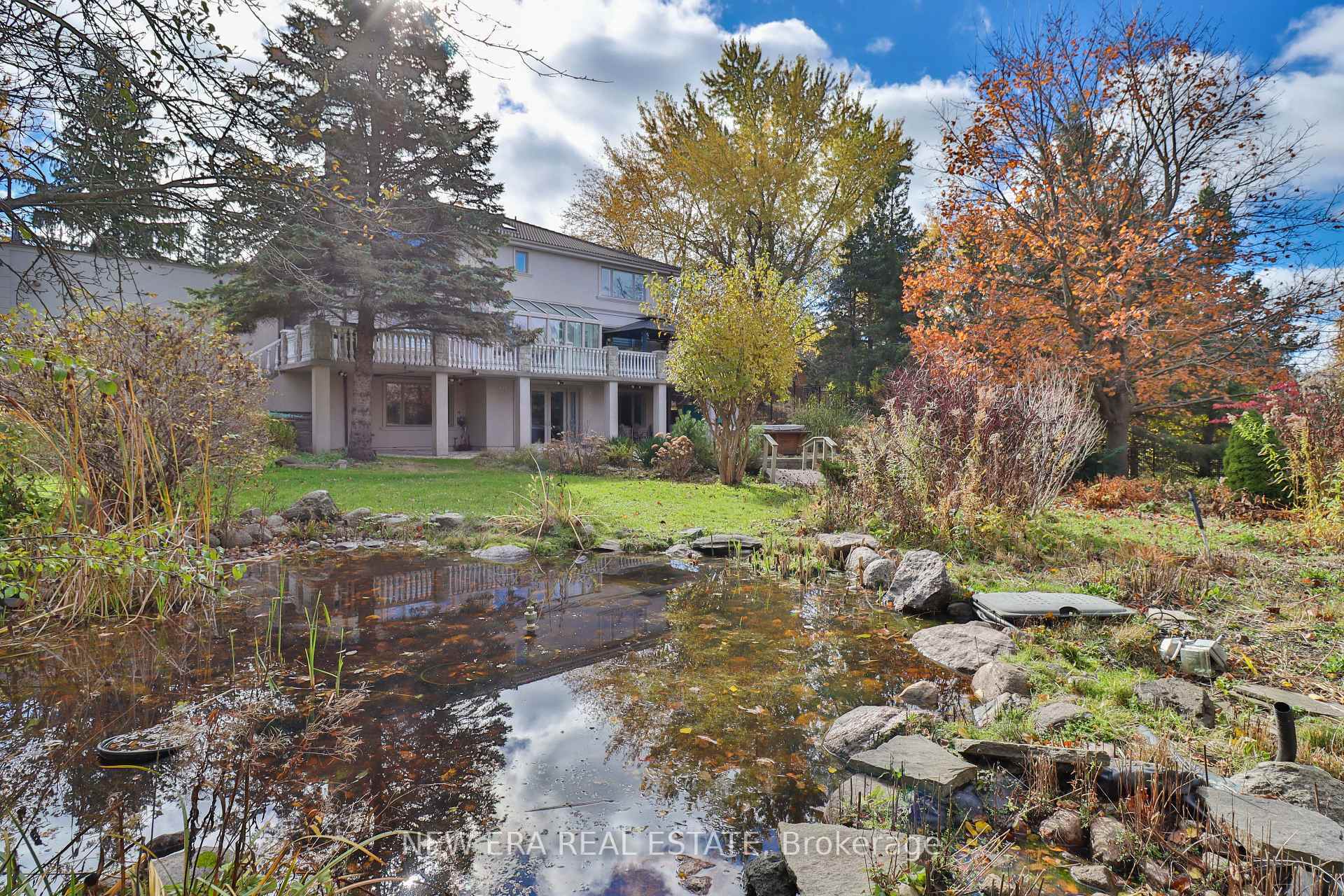 Property Photo: 716 Woodland Acres Crescent ON L6A 1G2