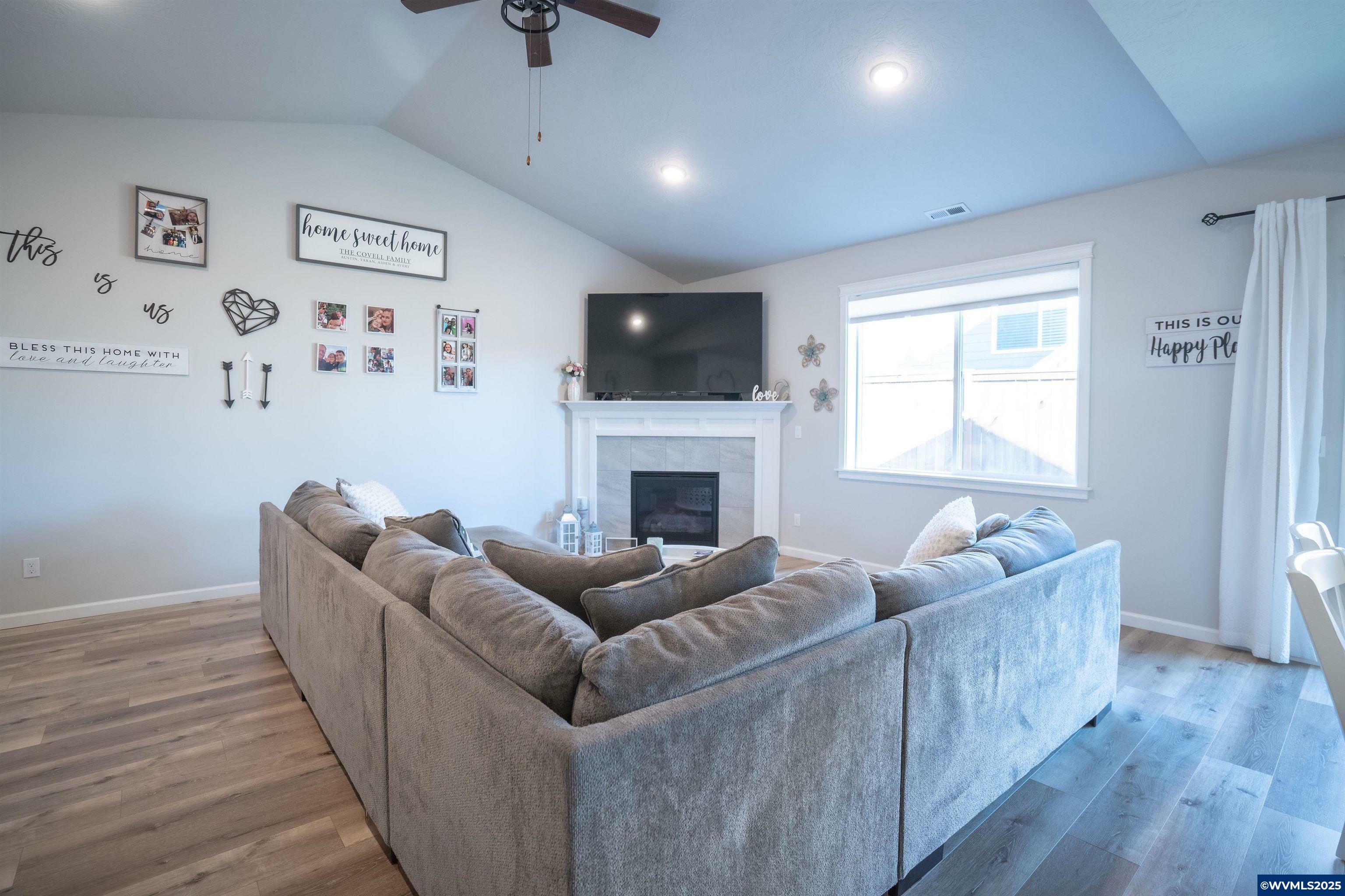 Property Photo: 9959 E Delmar Dr OR 97325