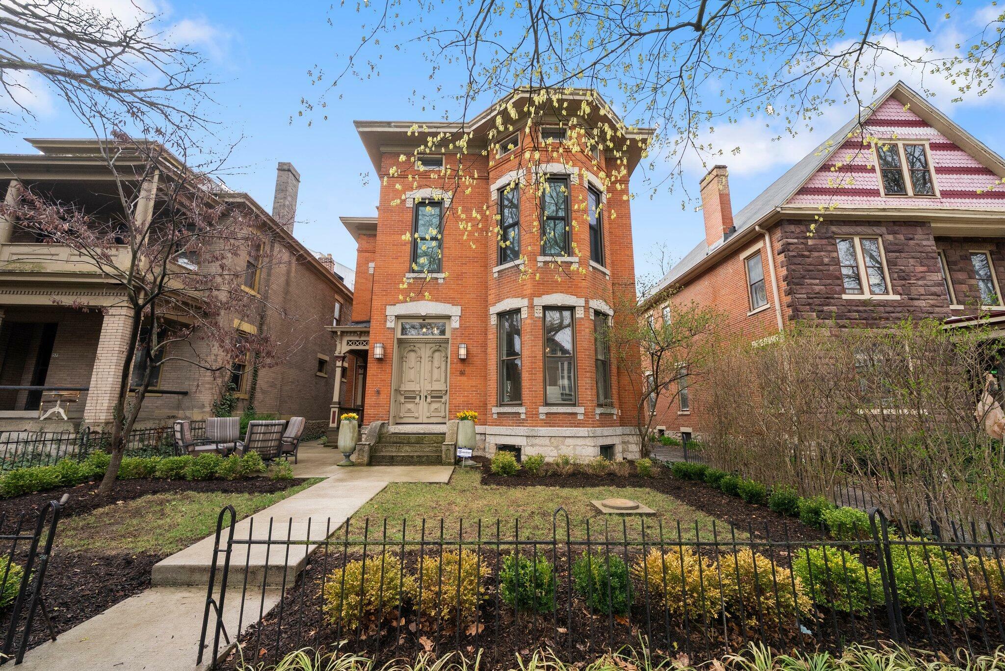 Property Photo: 61 W 2nd Avenue OH 43201