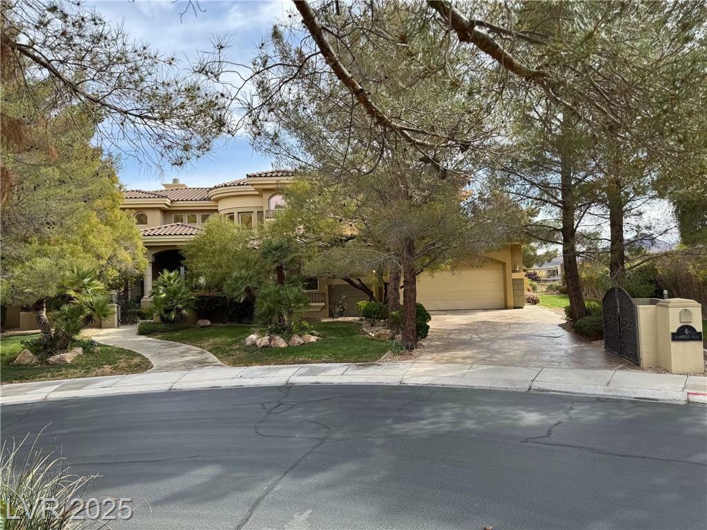 Property Photo: 4 Bloomfield Hills Drive NV 89052