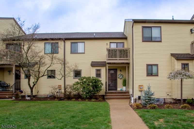 Property Photo: 7 Lake Ct NJ 08822