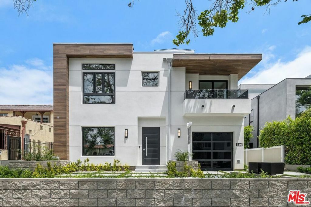 Property Photo:  816 N Orange Drive  CA 90038 