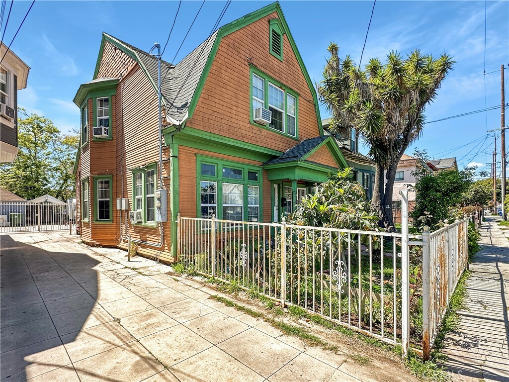Property Photo: 614 E 21st Street CA 90011