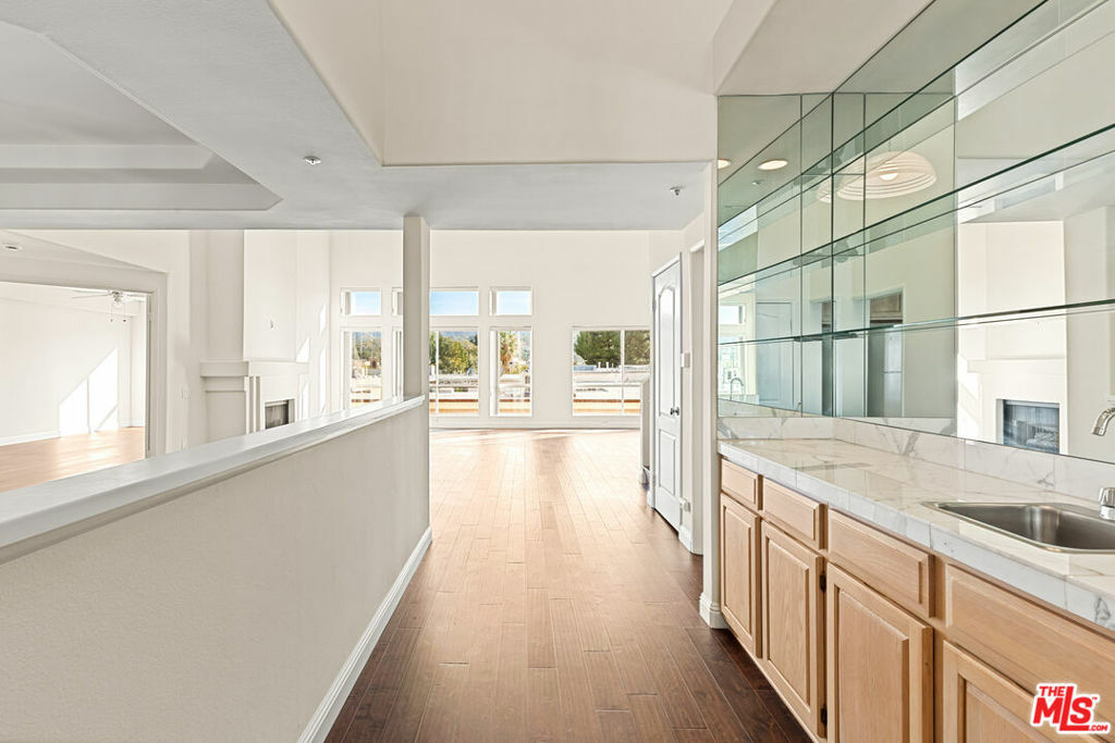 Property Photo:  5224 Zelzah Avenue 303  CA 91316 