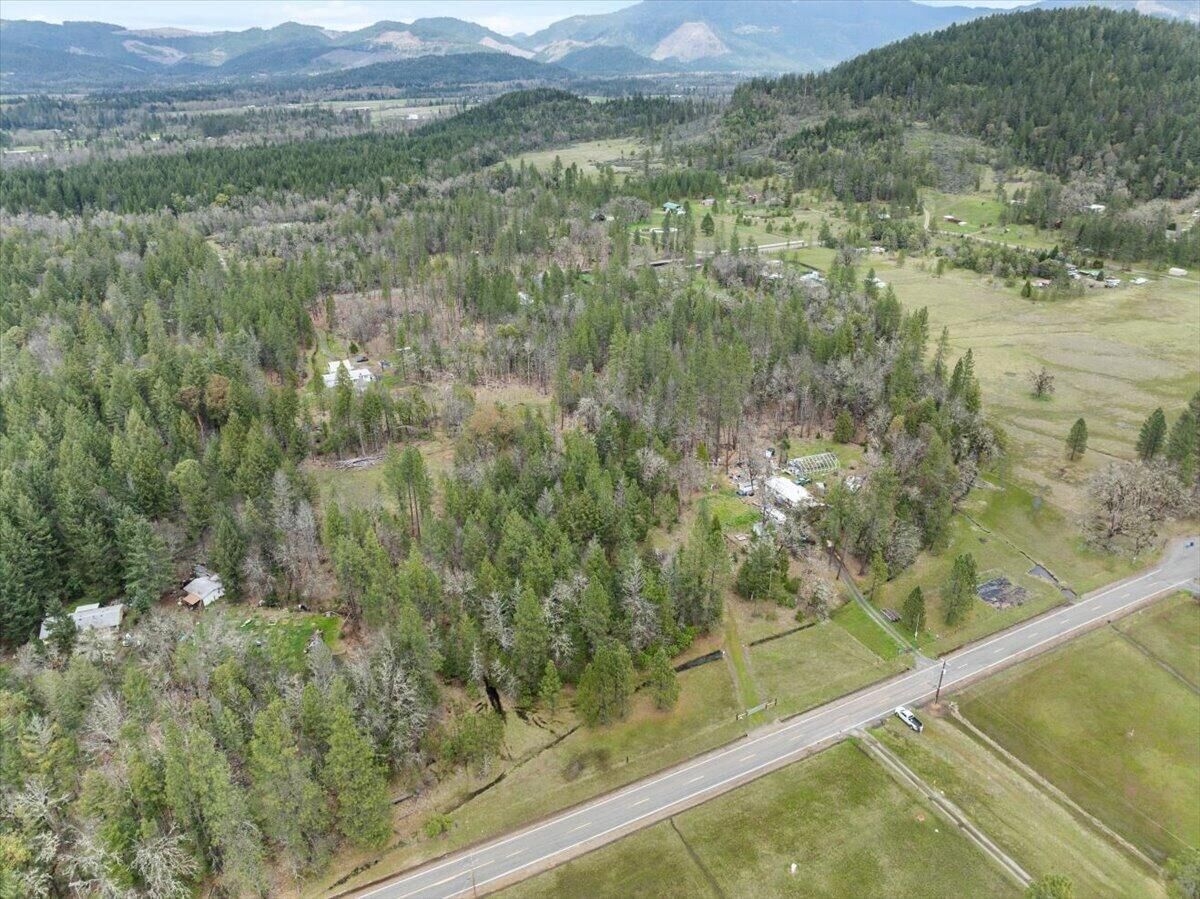Property Photo: 522 Jackadel Lane OR 97523