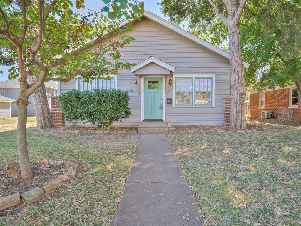 Property Photo: 1016 E Edwards Street OK 73034