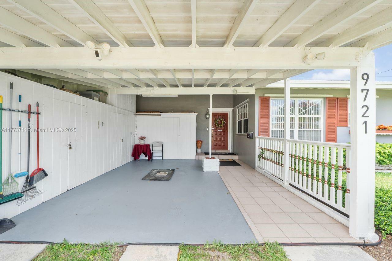 Property Photo: 9721 Jamaica Dr FL 33189