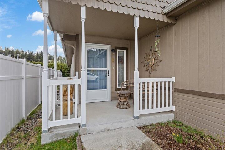 Property Photo:  1002 W Sunny Creek Cir  WA 99224 
