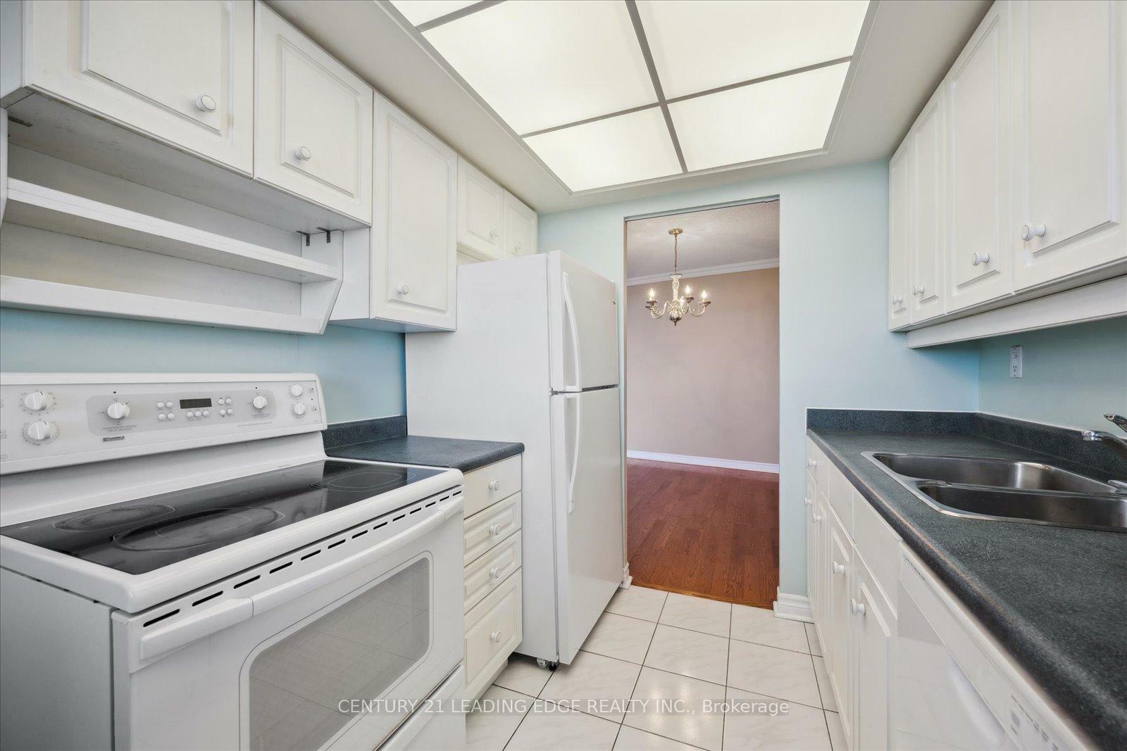 Property Photo: 7811 Yonge Street 1202 ON L3T 4S3